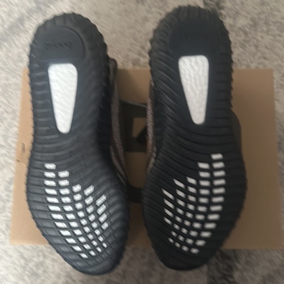 Adidas Yeezy 350 V2 carbon beluga size 13.5 - Picture 4 of 6